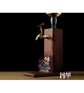 BK Gift Kişiye Özel Sevgililer Karikatürlü Musluklu Ahşap Viski Standı-31, Viski Çeşmesi, Doğum Günü Hediyesi, İçecek Dispenseri