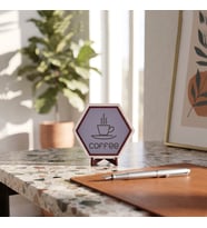 Zarif Coffee tasarımlı masaüstü süsü, kahve sever dostlarınız için düşünebileceğiniz anlamlı ve modern bir hediye 10x10 cm, Mor