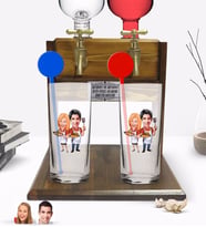 BK Gift Kişiye Özel Renkli Baskılı Sevgililer Karikatürlü İkili Vodka Bardağı ve Çift Musluklu Doğal Ahşap Vodka Standı-57 (Model 1)