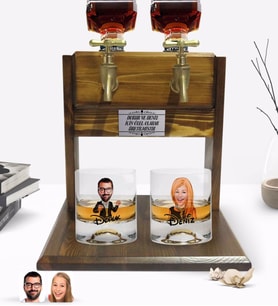 BK Gift Kişiye Özel Renkli Baskılı Erkek ve Kadın Karikatürlü İkili Viski Bardağı ve Çift Musluklu Doğal Ahşap Viski Standı-4 (Model 1)
