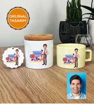 Kişiye Özel Karikatürlü İngilizce Öğretmeni Hediye Seti Pastel Fincan, Kalemlik, Anahtarlık Erkek İngilizce Öğretmenine Öğretmenler Günü Hediyesi (Sarı)