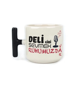 Deli Gibi Sevmek Ruhumuzda Var Baskılı Siyah Kulplu T Kupa