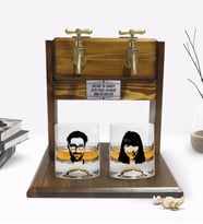 BK Gift Kişiye Özel Renkli Baskılı Erkek ve Kadın Silüet Tasarımlı İkili Viski Bardağı ve Çift Musluklu Doğal Ahşap Viski Standı-01 (Model 1)