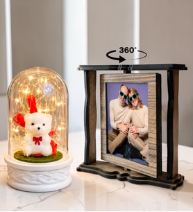 Kişiye Özel 2 Fotoğraflı Dönen Ahşap Çerçeve ve LED Işıklı Beyaz Ayıcıklı Fanus Hediye Seti