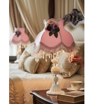 Pembe Kadife Kaplı Çiçek Dekorlu Başlık İncili Beyaz Ayaklı Klasik Prenses Model Abajur 50x25cm