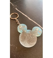 Mavi Renk ve Gümüş Glitter Mickey Mouse Gümüş Aksesuarlı Anahtarlık El Yapımı Epoksi Hediyelik (Açık Mavi)
