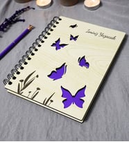 Kişiye Özel Kelebek Desenli Ahşap Kapaklı Defter - Ajanda - İsme Özel - A5 60 Yaprak (120 SAYFA) Hediyelik (Mor)