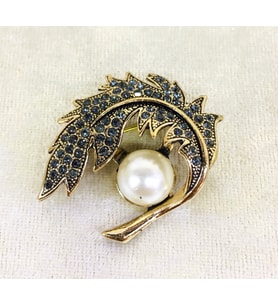 Aşina Gümüş - İnci Yaprak Swarovski Taşlı Elmas Montur Broş Sevgiliye Hediye (Gold)