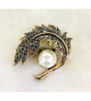 Aşina Gümüş - İnci Yaprak Swarovski Taşlı Elmas Montur Broş Sevgiliye Hediye (Gold)