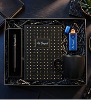 10 Adet Kişiye Özel Dokunmatik Sarı USB Çakmak & Roller Kalem & Gold Kareli Defter & Siyah Kupa Premium Hediye Seti