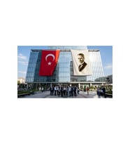 Kravatlı Takım Elbiseli Gazi Mustafa Kemal Atatürk Bayrak ve Türk Bayrağı Premium Raşel Kumaş 2'li Set 10x15 metre ATA31