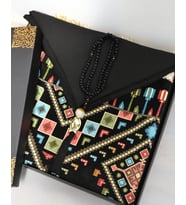 Çeyizlik Hediyelik Set – Kadife Kilim Desenli Seccade, Eşarp, Kristal Tesbih ve Özel Kutu (Siyah)