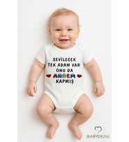 Sevilecek Tek Adam Var Onu da Annem Kapmış Yazılı Çıtçıtlı Bebek Body %100 Pamuk Kısa Kollu Zıbın (Beyaz)
