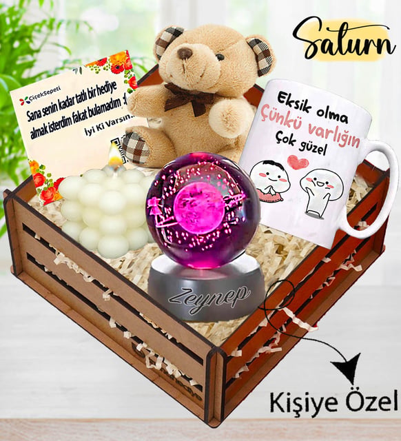Kişiye Özel Satürn Işıklı Kristal Küre & Peluş Ayıcık & Mum & Varlığın Çok Güzel Kupa Kasalı Hediye Seti