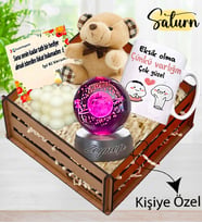 Kişiye Özel Satürn Işıklı Kristal Küre & Peluş Ayıcık & Mum & Varlığın Çok Güzel Kupa Kasalı Hediye Seti