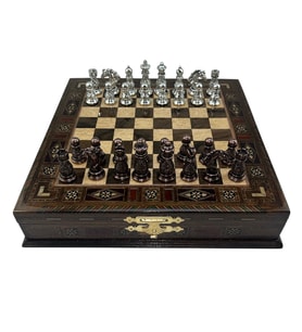GiftHome Premium Orta Boy Metal İŞLEMELİ KLASİK Satranç Takımı  ve Sandıklı Masif Ahşap Satranç Tahtası (28x28x5,5 cm.)