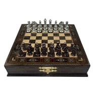 GiftHome Premium Orta Boy Metal İŞLEMELİ KLASİK Satranç Takımı  ve Sandıklı Masif Ahşap Satranç Tahtası (28x28x5,5 cm.)