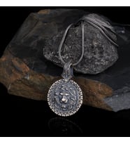 KABARTMA ASLAN MOTİFLİ KALEM İŞLEME MODEL 925 AYAR KOLYE (Gri)