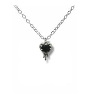 Black Crystal Heart Melting Unisex Kolye – Zarafet ve Gizemin Buluşması (Gümüş)