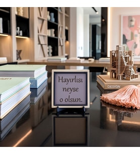 Hayata ve Geleceğe Dair Güzel Bir Temenni Taşıyan “Hayırlısı Neyse O Olsun” Yazılı Dekoratif Obje 10x10 cm