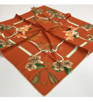 Çiçekli Desen Gold Seri Twill Eşarp Eşarp Askısı ile Birlikte 90x90 cm Turuncu K