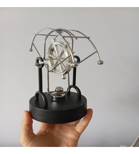 Pilli Dümen Denge Balansı - Hareketli Masaüstü Dekoratif Obje (20x16.5 cm)