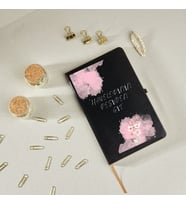 Hayallerinin Peşinden Git Yazılı Çiçek Desenli Kişiye Özel Deri Kapak Defter (Siyah)