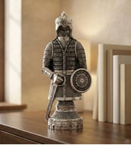 Ayetel Kürsi İşlemeli Osmanlı Zırh Biblo – Dekoratif Manevi Hediyelik 10x20 cm (Gümüş)