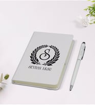 BK Gift Kişiye Özel Çelenk Baş Harfli İsimli 9x14cm Beyaz Defter ve Kalem Hediye Seti - Model 6
