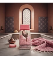 Zarif Hamam Hediye Seti – Peşkir Havlu, Doğal Sabun ve Magnet Ayna (Pembe)