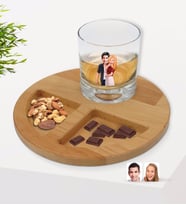 BK Gift Kişiye Özel Sevgililer Karikatürlü Viski Bardağı ve Doğal Masif Ahşap Yuvarlak Sunum Tabağı Çerezlik Hediye Seti-90