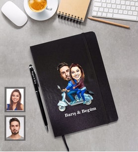 Kişiye Özel Vespa Motorcu Sevgili Karikatürlü Siyah Defter Kalem Hediye Seti   Mod-2