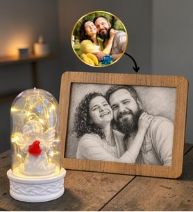 Kişiye Özel Karakalem Fotoğraflı Çerçeve ve Led Işıklı Beyaz Melekli Fanus Hediye Seti