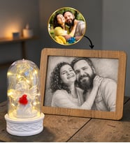 Kişiye Özel Karakalem Fotoğraflı Çerçeve ve Led Işıklı Beyaz Melekli Fanus Hediye Seti