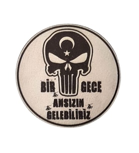 BİR GECE ANSIZIN GELEBİLİRİZ - Deri PEÇ - Arma - Askeri Patch (Bej)