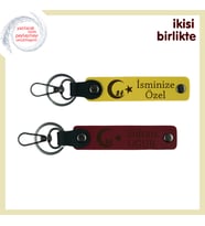 Eşine Verilebilecek En Anlamlı Yıldönümü Armağanı Çocuk Ve Ayyıldız Temalı– Deri Anahtarlık x2, Sarı-Bordo