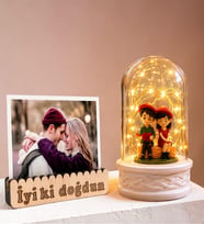 Doğum Günü Hediyesi Led Işıklı Oturan Çiftli Fanus Kişiye Özel Fotoğraflı Hediye