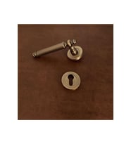 Osmanlı Handles ZK37 Antik Sarı Zamak Yuvarlak Rozetli Yale Çelik Kapı Kolu Sol Basar Tek Yön (STD)