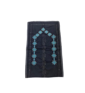 Çeyizlik Kanaviçe Etamin İşleme Nakışlı Siyah Seccade 70 X 120