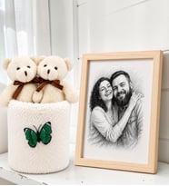 Kişiye Özel Karakalem Fotoğraflı Çerçeve ve Peluş Saksıda Ayıcık Buketi Arkadaşa Kadına Sevgiliye Hediye Seti