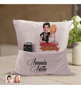 BK Gift Kişiye Özel Evleniyoruz Karikatür Tasarımlı Organizer Kumanda ve Atıştırmalık Cepli Pembe Kırlent Yastık-10 Arkadaşa Hediye, Cepli Yastık
