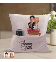 BK Gift Kişiye Özel Evleniyoruz Karikatür Tasarımlı Organizer Kumanda ve Atıştırmalık Cepli Pembe Kırlent Yastık-10 Arkadaşa Hediye, Cepli Yastık