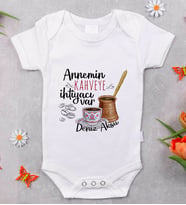 BK Kids İsimli Annemin Kahveye İhtiyacı Var Tasarımlı Bebek Body Zıbın - Model 1