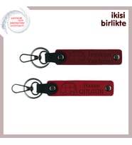 Doğanın Kucağında Yaşayanlara Karavanlı Kişisel Anahtarlık 2’li Set, İsim Yazılabilir, Bordo-Kırmızı