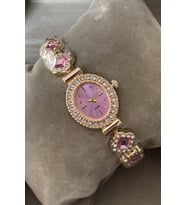 Minimal Oval Kadın Kol Saati Zirkon Taşlı Özel Kutulu Taşlı Metal Kordon Altın Gold Pembe Renk Yılbaşı Hediyesi Arkadaşa Sevgiliye Ablaya Anneye Eşe Hanıma Teyzeye Halaya Doğum Günü Özel Gün Yıl Dönümü Hediyesi Kız Kardeşe Kız Çocuğa