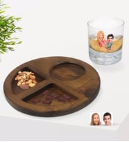 BK Gift Kişiye Özel Sevgililer Karikatürlü Viski Bardağı ve Doğal Masif Ahşap Ceviz Yuvarlak Sunum Tabağı Çerezlik Hediye Seti-19