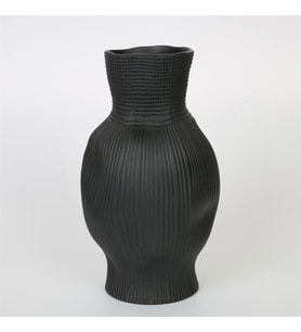 Vitale Siyah Darbeli Vazo Kısa 15*15*23 Cm AK.JM00011