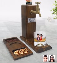 BK Gift Kişiye Özel Sevgililer Karikatürlü Viski Bardağı & Musluklu Doğal Ahşap İçki Standı & Masif Ahşap Dikdörtgen Sunum Tabağı Çerezlik Hediye Seti-4