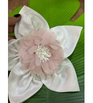 SATEN TOMURCUKLU ÇİÇEK BROŞ GİYİM YAKA ABİYE ASESUARI 22 CM (Beyaz)