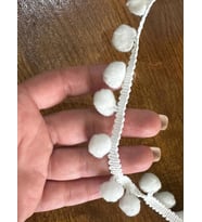 EN 1 CM BEYAZ PON PONLU ŞERİT DİKİŞ GİYİM AKSESUARI (1 METRE )